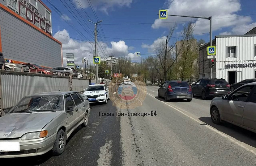 В Саратове автомобиль сбил пенсионерку и подростка
