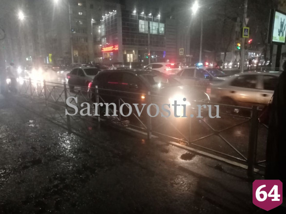 В центре Саратова иномарка сбила девушку