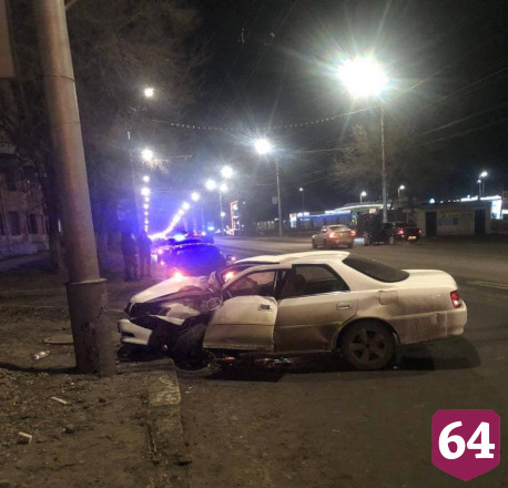 Водитель «Тойоты» протаранил столб и попал в больницу