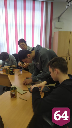 Саратовские школьники передали окопные свечи бойцам на передовой