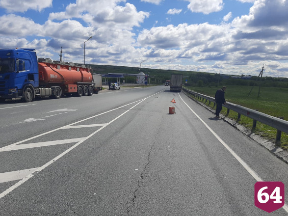 На саратовской трассе иномарка с автоледи протаранила фуру