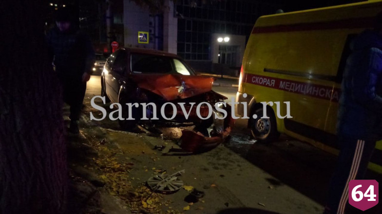 Пассажирка такси попала в больницу после аварии в центре Саратова