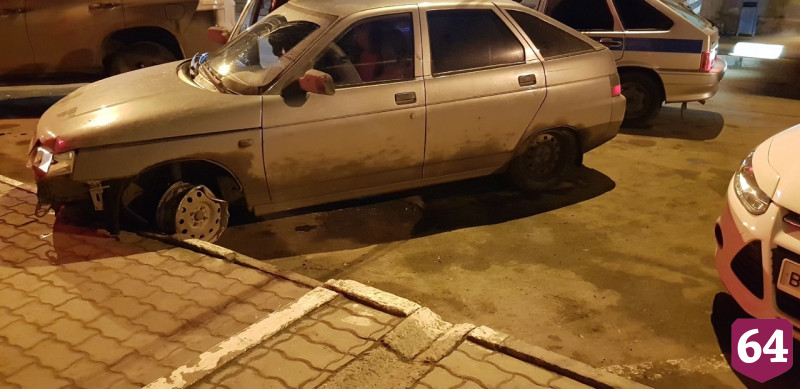 Пьяный водитель на «Ладе» без колеса врезался в мусоровоз и «Мазду»