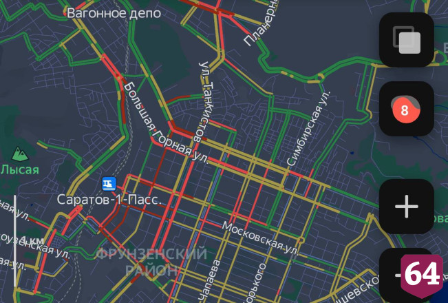 В Саратове с первым снегом возникли проблемы с движением