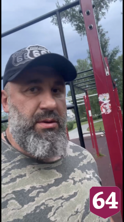 Саратовскому силачу на спортплощадке девушка села на шею