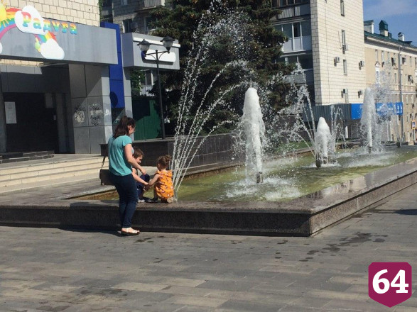 Жители Саратова в жару купаются в фонтанах с собаками