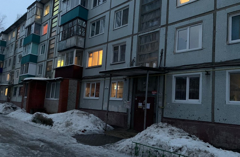 В подъезде дома найден мертвым молодой мужчина 