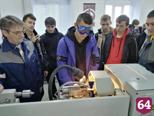 Саратовских школьников пригласили на производство и познакомили с профессиями