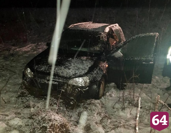 Пенсионер слетел в кювет на «Калине» и покалечил пассажирку