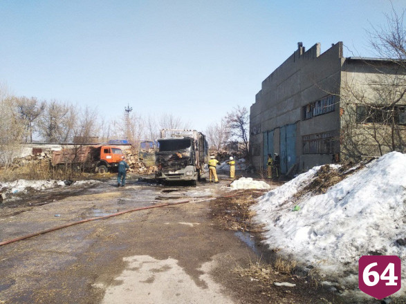  На парковке выгорели кабина и прицеп грузового «Мерседеса»