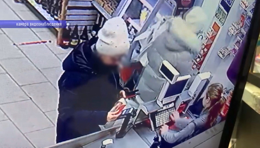 В Саратове женщина нашла на улице карту и истратила все деньги в магазинах