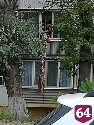 Горожане сняли побег женщины из квартиры по одеялу