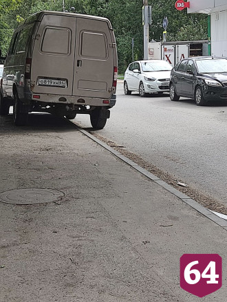 Автохамы облюбовали тротуар в центре Саратова 