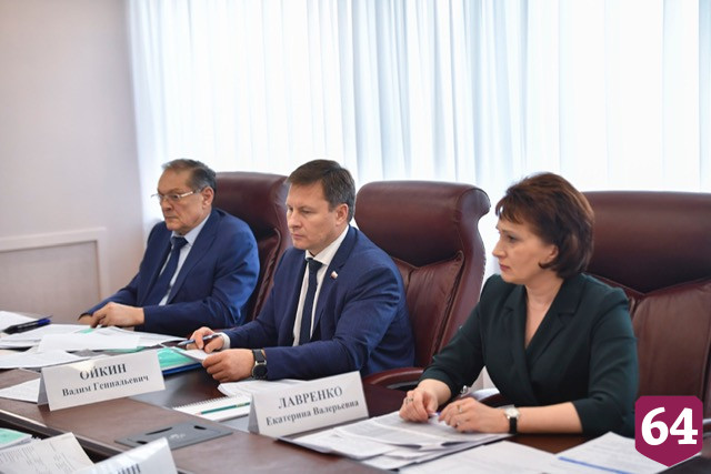 Губернатор обсудил с зампредами зарплату педагогов 
