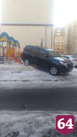 В Саратове автохам бросил кроссовер на детской площадке 