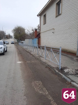 На девяти опасных участках Саратова  установили барьеры для пешеходов