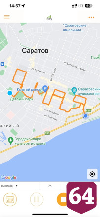 Семья на велосипедах нарисовала на карте Саратова «9 мая»