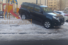 В Саратове автохам бросил кроссовер на детской площадке 