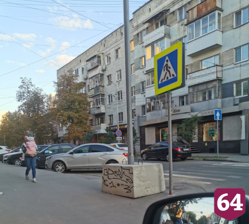 Саратовцев заинтересовали странные столбы 