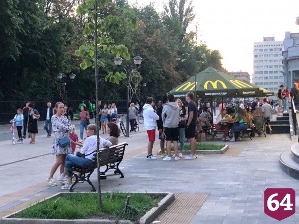 Жители Саратова снова вышли на прогулку без масок