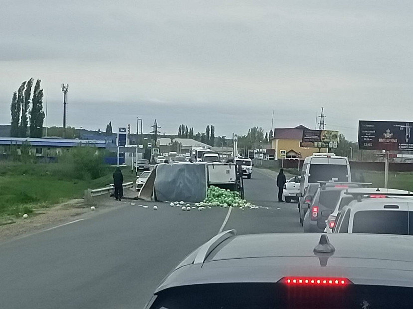 Под Саратовом в ДТП с легковушкой опрокинулась «Газель»