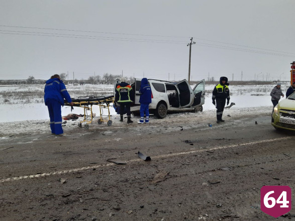 Выживших в смертельной автокатастрофе везут санавиацией в Саратов
