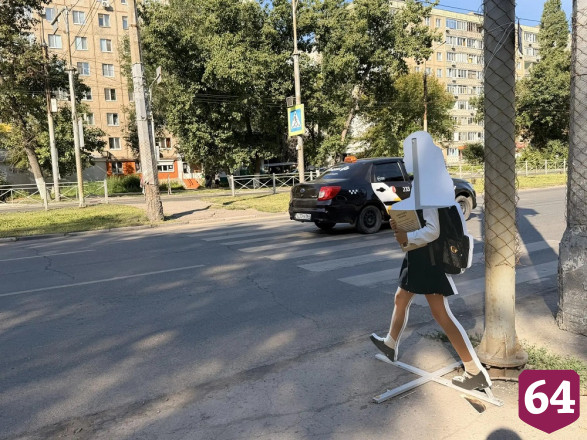 В Энгельсе вандалы сломали еще несколько предупреждающих макетов школьниц 