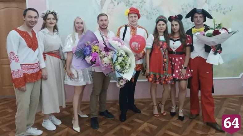 В саратовском ЗАГСе поженили «царевича» и «царевну»