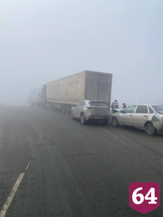 На трассе под Саратовом в туман столкнулись пять автомобилей