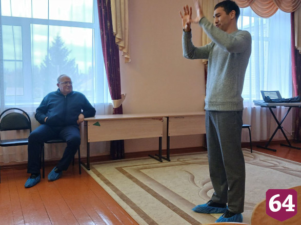 Воспитанники детского дома познакомились с именитым саратовским боксером 