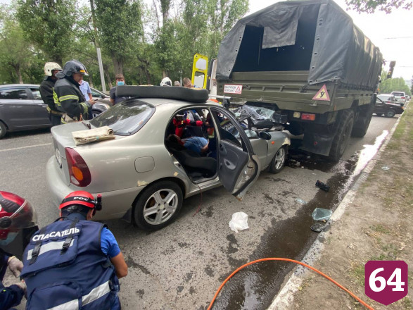 В Саратове водителя зажало в легковушке после столкновения с учебным грузовиком