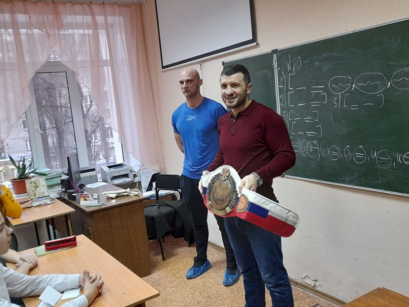 Саратовский чемпион мира по кикбоксингу проведет тренировку со школьниками