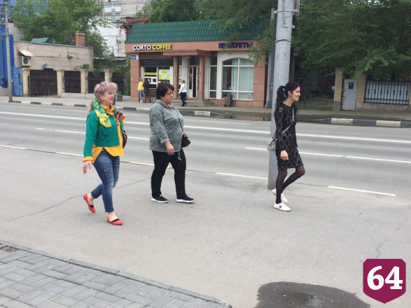 Жители Саратова в День Победы устраивают одиночные автопробеги с флагами