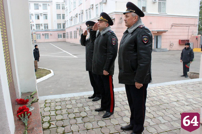 В Саратове почтили память погибших на боевом посту сотрудников МВД