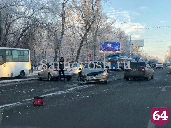 Массовая авария на 1-й Дачной заблокировала движение в центр Саратова