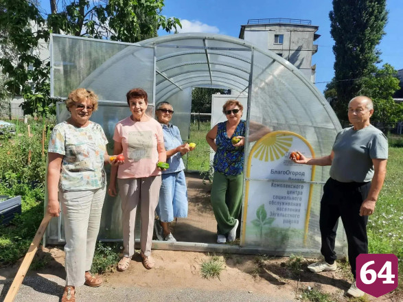 В Энгельсе участники «Активного долголетия» собирают экологичный урожай и новых друзей