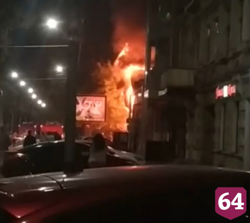 Жильцы успели выбежать из охваченного огнем 2-этажного дома 