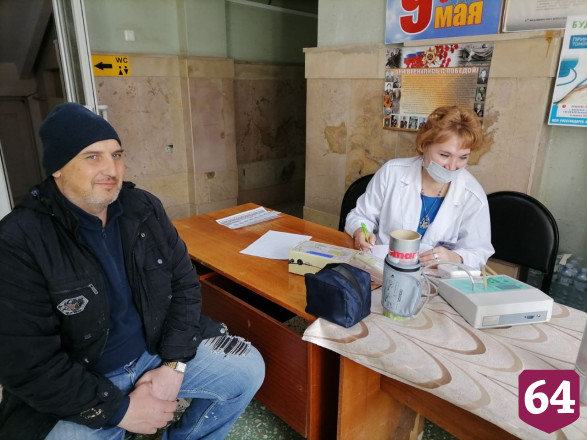 Более 400 жителей Саратовской области проверили тонометры