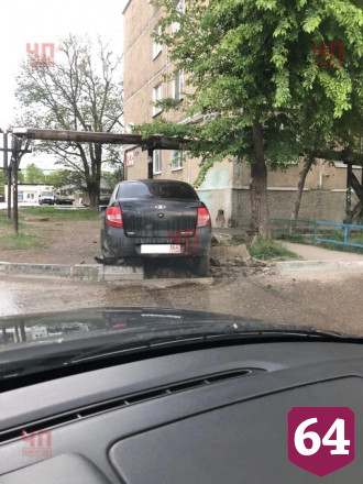 В Саратове «Гранта» на скорости влетела в столб