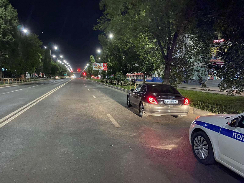 «Мерседес» сбил девушку на проспекте Строителей