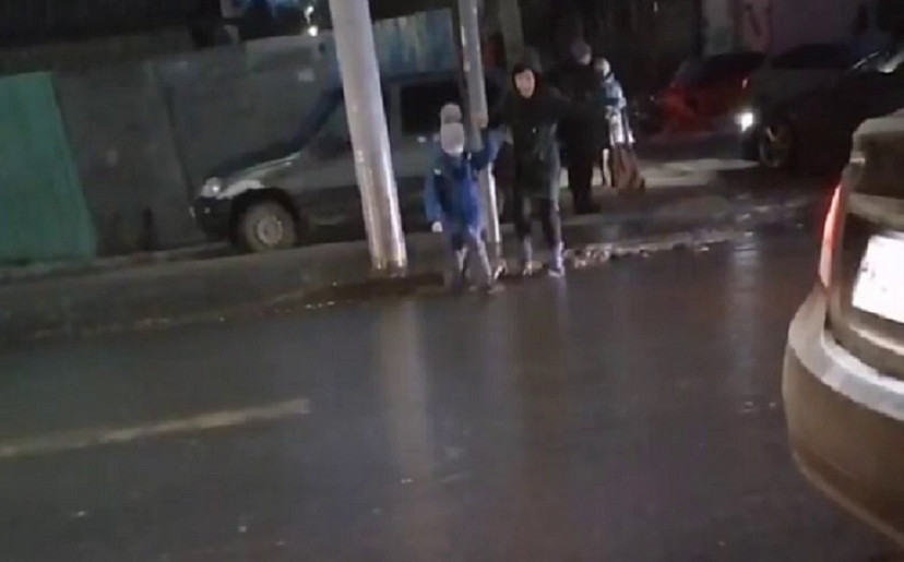 В Саратове дети шли в школу через поток ледяной воды