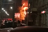 Жильцы успели выбежать из охваченного огнем 2-этажного дома 