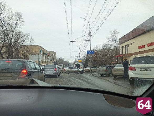 На Орджоникидзе в ДТП со столбом пострадали 4 человека