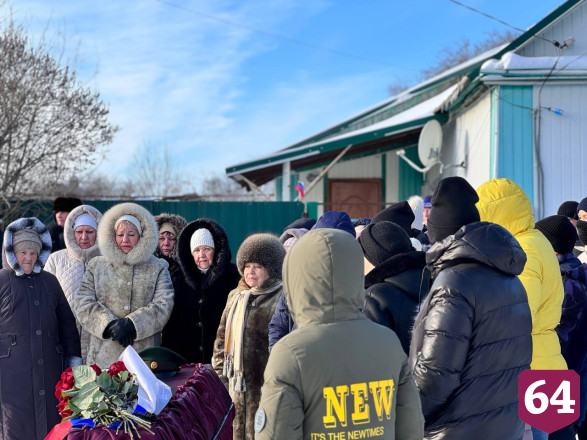 Саратовцы простились с погибшим в СВО Евгением Чернышевым