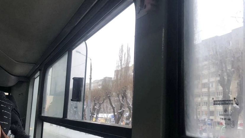 Саратовцев в мороз возят на автобусе с открытым окном