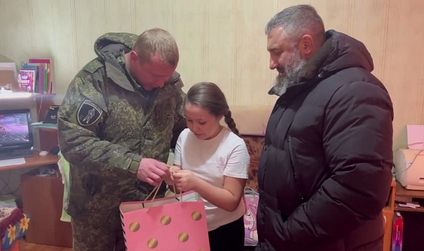 Саратовский боец поблагодарил школьницу за конфеты на сэкономленные деньги