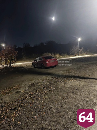 Саратовцев возмутила парковка автомобиля посреди парка Свободы