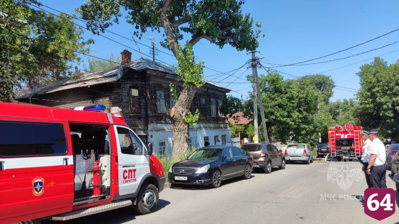 В центре Саратова пожарные отбивают жилые дома от огня