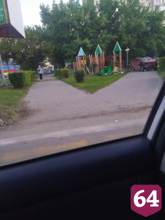 Внедорожник заехал в сквер и разрушил детскую площадку
