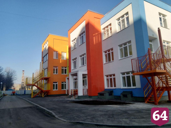 В Саратове стены нового детского сада декорировали натуральным мхом 